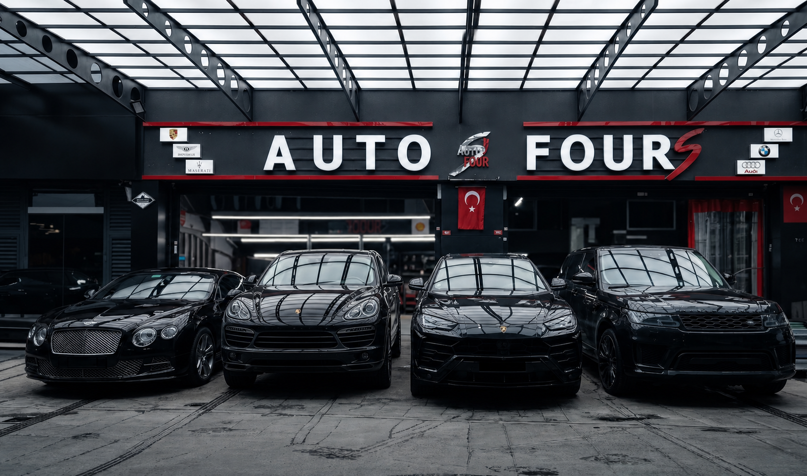 Auto Fours tesisinin önünde Bentley, 2022 Porsche Cayenne, Lamborghini ve Range Rover
