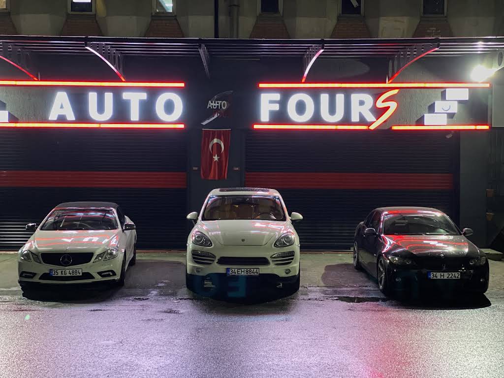 Auto Fours Maslak servis girişinde premium araçlar